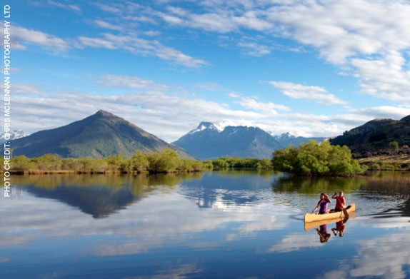 Couple kayaking on an Australia and New Zealand vacation